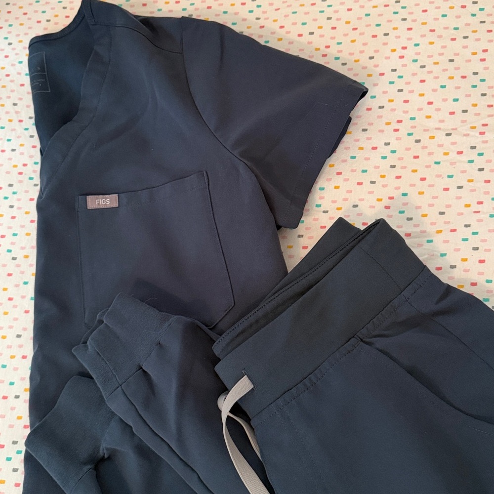 XS JOGGERS, SM TOP
